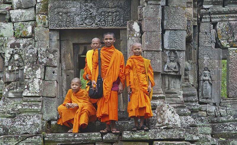 Angkor-wat-monks-800×490 (1)